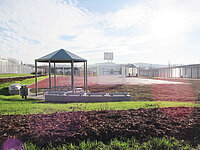 Neuer Freistundenhof der JVA Chemnitz, Pavillon mit Sitzecke am Sportfeld
