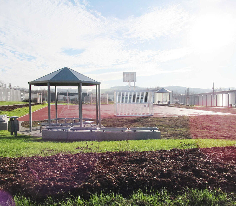 Neuer Freistundenhof der JVA Chemnitz, Pavillon mit Sitzecke am Sportfeld