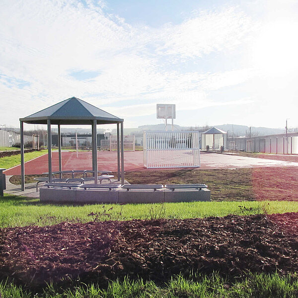 Neuer Freistundenhof der JVA Chemnitz, Pavillon mit Sitzecke am Sportfeld