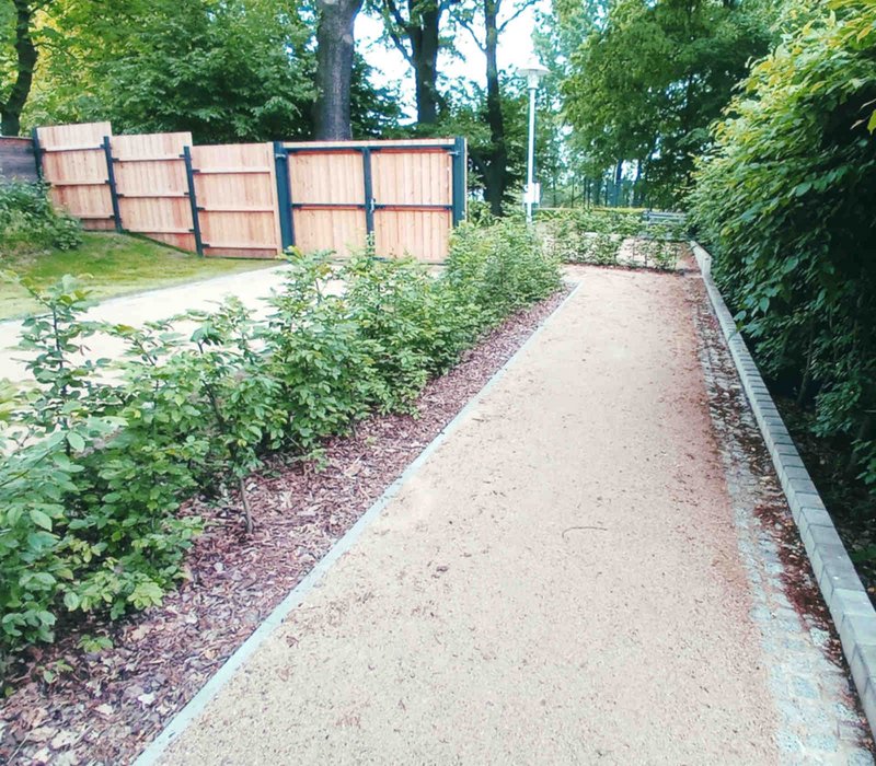 Denkmalgerechte Sanierungen im Ostdeutschen Rosengarten Forst (Lausitz) - Sanierter Kiesweg