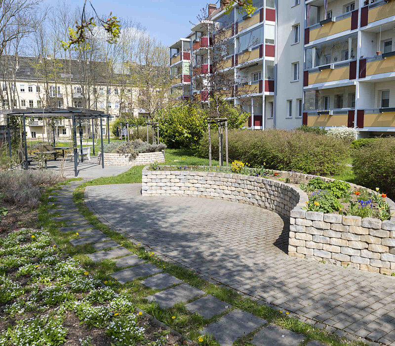 Wohnumfeld Comeniusstraße Chemnitz, Grünanlage mit Hochbeeten und Pergola