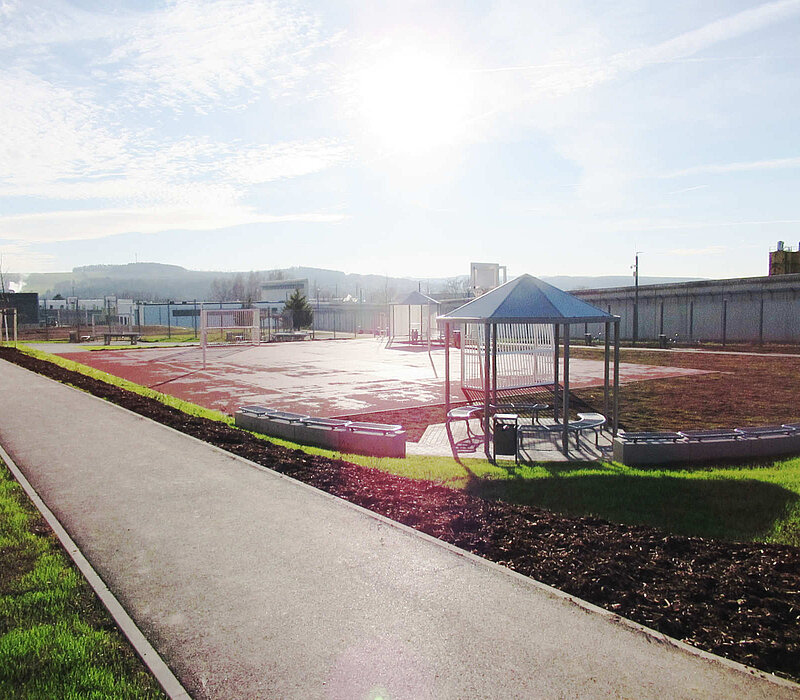 Neuer Freistundenhof der JVA Chemnitz, Weg am Sportfeld