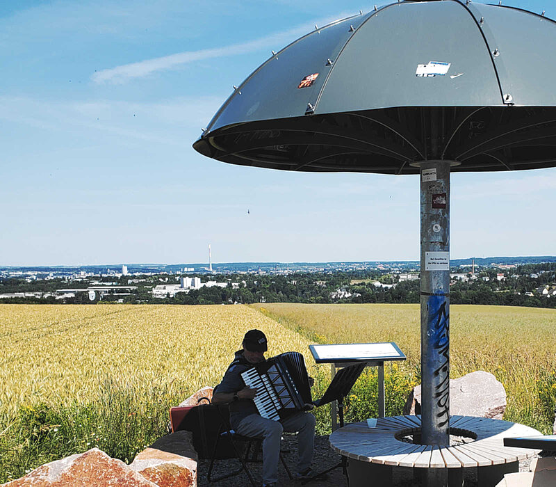 Wanderwege Chemnitz Kulturhauptstadt, Rastplatz Wetterpilz vor Stadtpanorama
