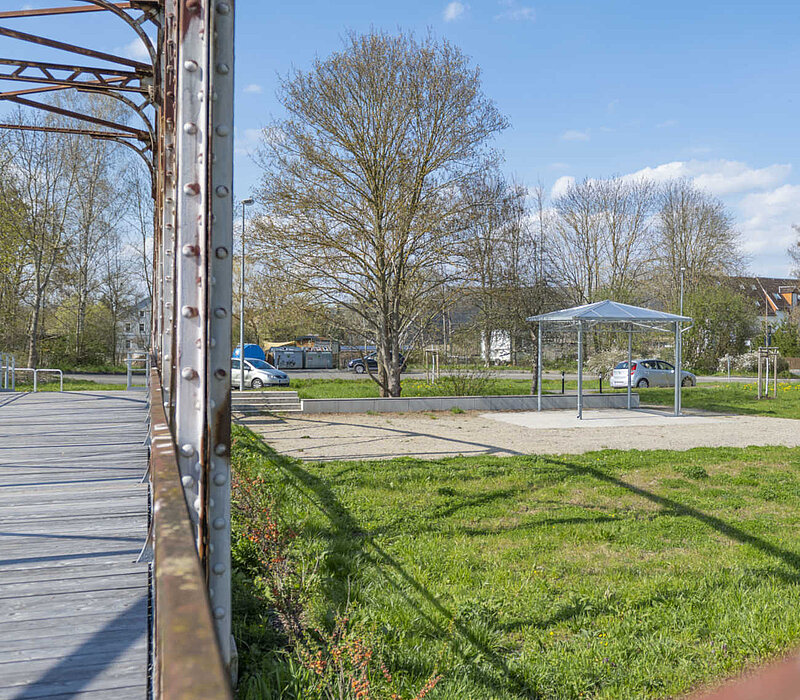 Rastplatz Fischwegbrücke am Chemnitztalradweg, Chemnitz, Blick auf Steg und Platz
