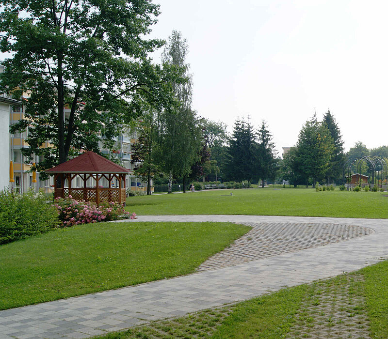 Wohngebietspark CAWG Chemnitz, Weg mit Pavillon, Rasenfläche und Rasenplatten