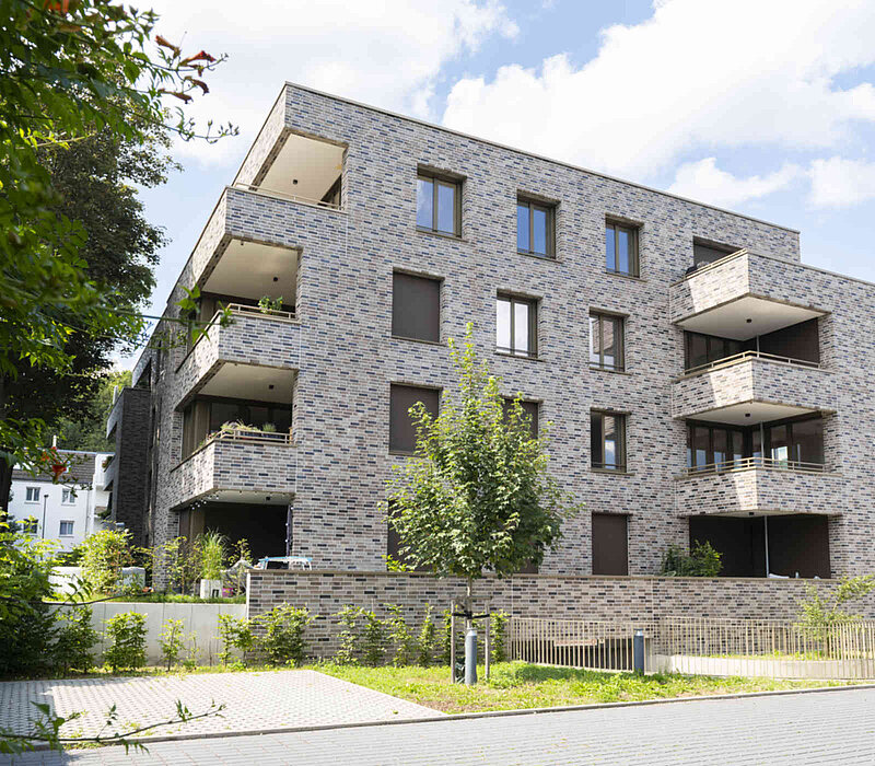 Modernes Mehrfamilienwohnhaus mit grauer Klinkerfassade, Kapellenberg Chemnitz