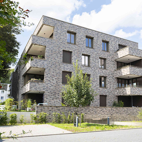 Modernes Mehrfamilienwohnhaus mit grauer Klinkerfassade, Kapellenberg Chemnitz