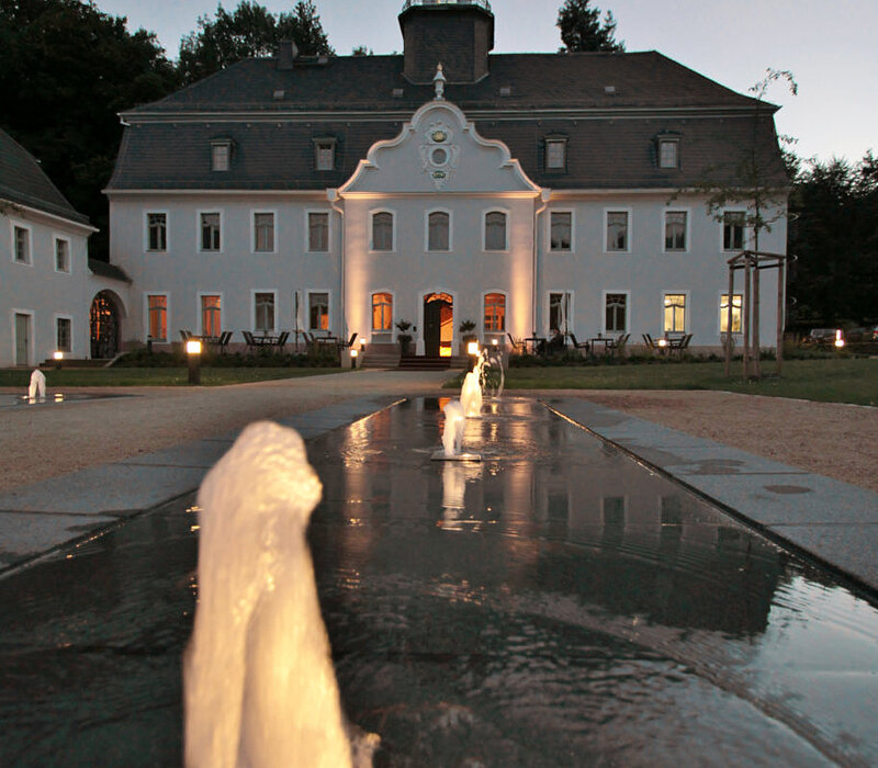 Schlosspark Rabenstein Chemnitz, Brunnen mit Beleuchtung vor dem Schloss