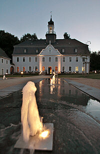 Schlosspark Rabenstein Chemnitz, Brunnen mit Beleuchtung vor dem Schloss