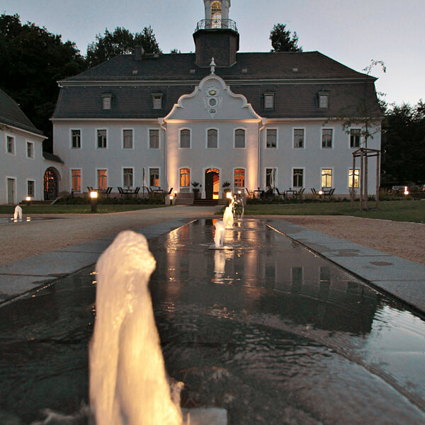 Schlosspark Rabenstein Chemnitz, Brunnen mit Beleuchtung vor dem Schloss