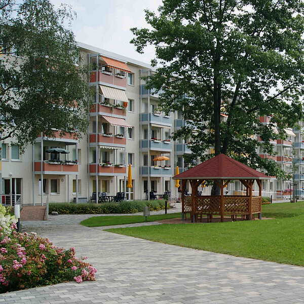 Wohngebietspark CAWG Chemnitz, Weg mit Pavillon