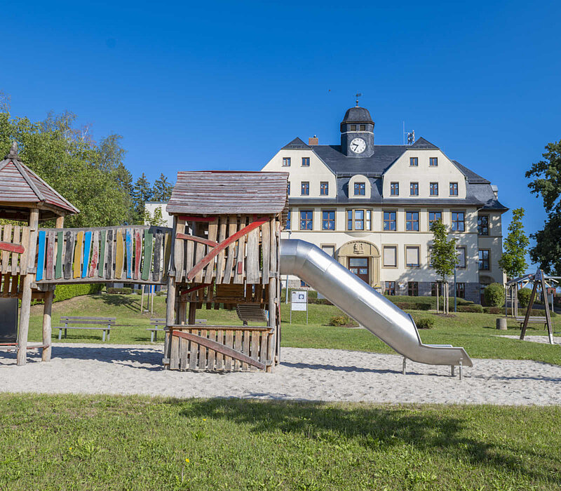 Spielplatz Köthensdorf, großes Klettergerüst mit Grundschule Schloss Köthensdorf im Hintergrund