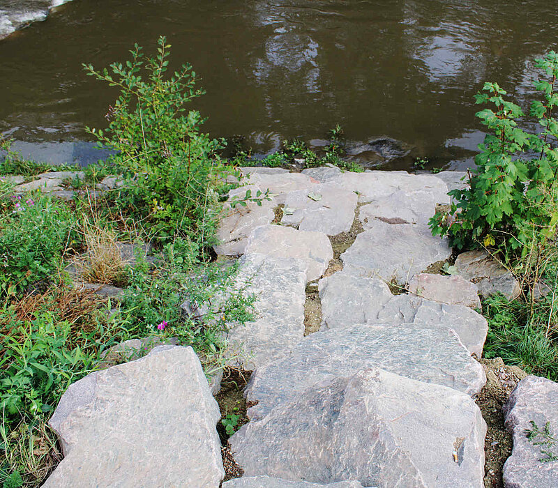 Treppe aus großen Steinen hinunter zum Wasser