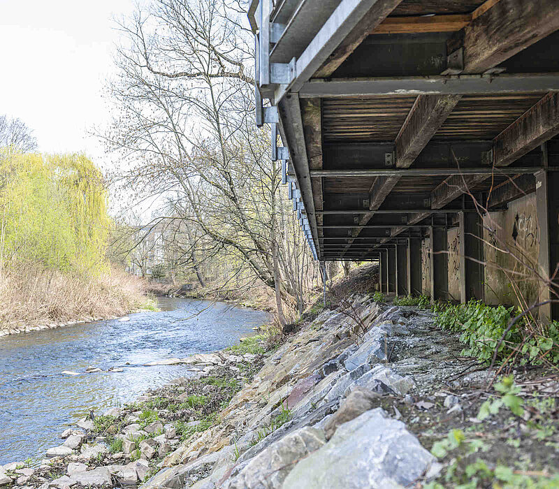 Ufersanierung Lohrstraße Blick unter den Fußgängersteg