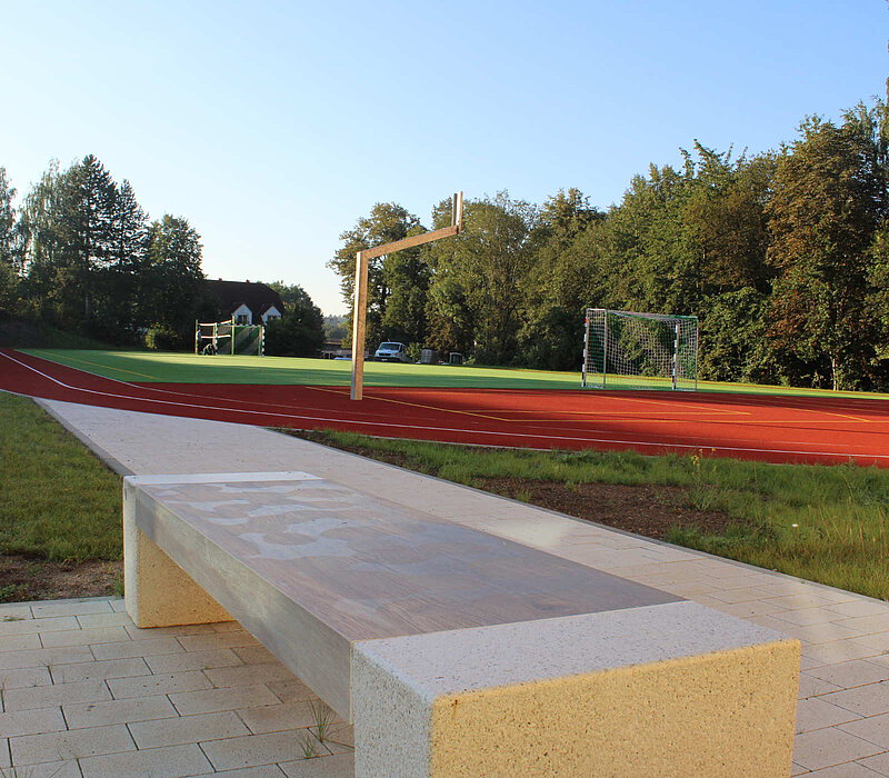 Freisportanlagen an der Dr.-Eberle-Oberschule - Nossen - Steinzeug-Sitzbank neben Sportplatz