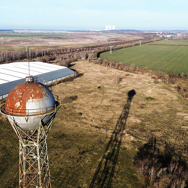 Photovoltaikanlage ARE Deutzen Neukieritzsch, Luftbild über Wasserturm und Feld