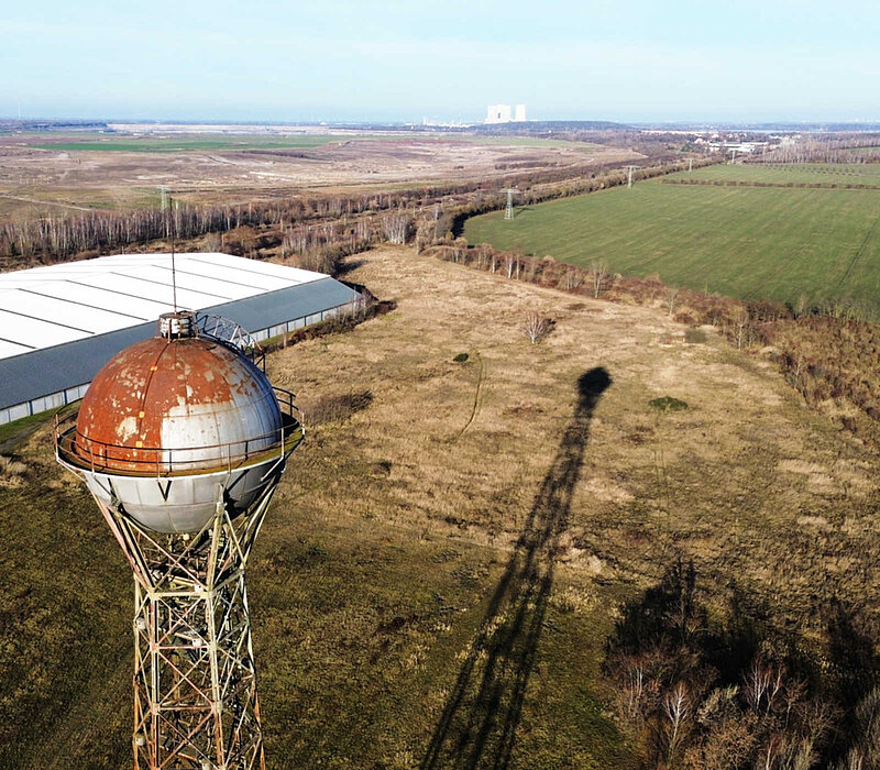 Photovoltaikanlage ARE Deutzen Neukieritzsch, Luftbild über Wasserturm und Feld