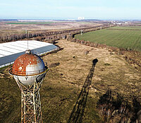 Photovoltaikanlage ARE Deutzen Neukieritzsch, Luftbild über Wasserturm und Feld