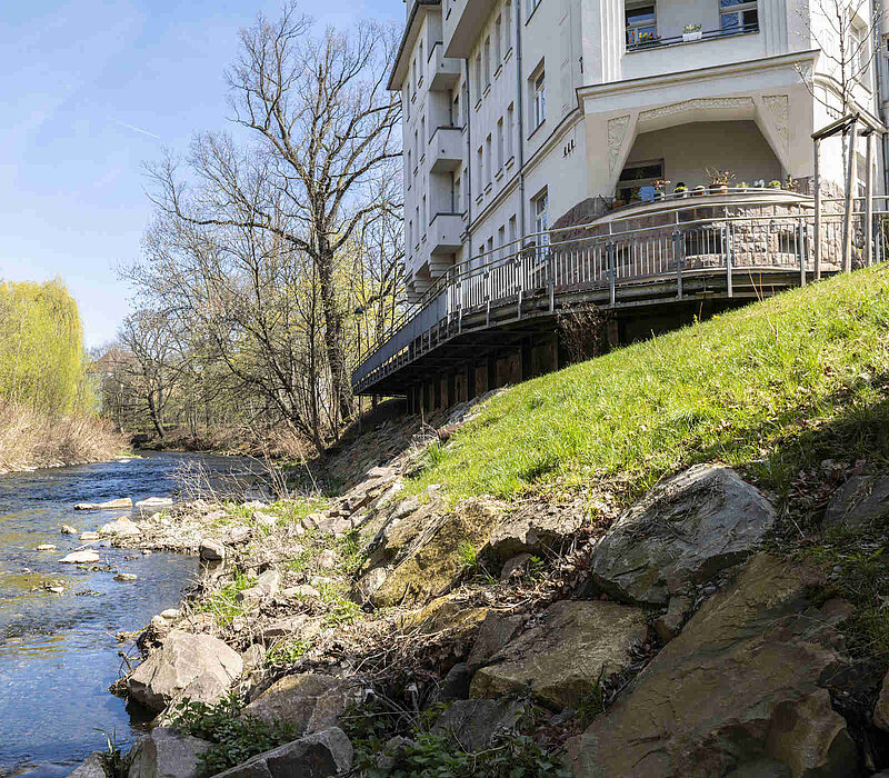 Ufersanierung Lohrstraße Steinsatz ohne Beton unter dem Fußgängersteg