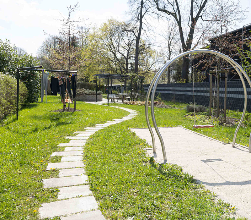 Wohnumfeld Comeniusstraße Chemnitz, Grünanlage mit Wäscheleine, Trittsteinen, Schaukel und Pergola