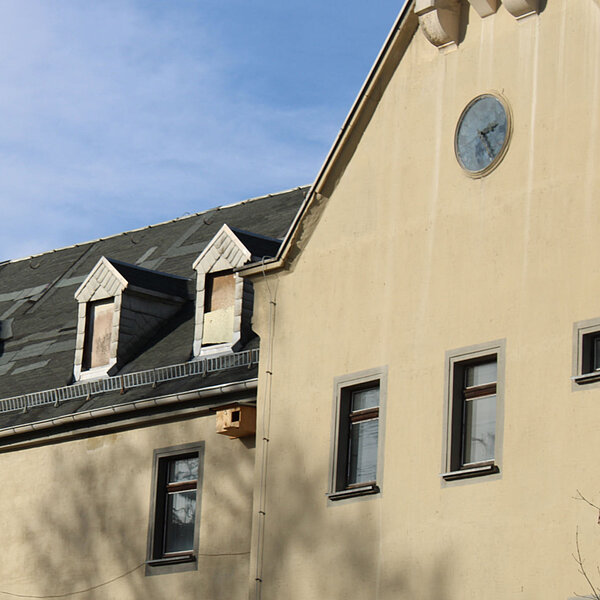 Schloss Sachsenburg Frankenberg, Nistkasten für Turmfalken an Fassade