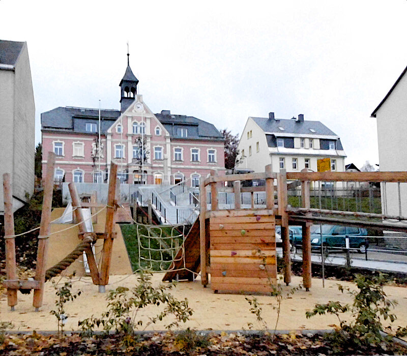 Gemeinsame Mitte für die deutsch-tschechische Grenzstadt Bärenstein-Vejprty, Klettergerüst auf Spielplatz Uferstraße und Rathaus