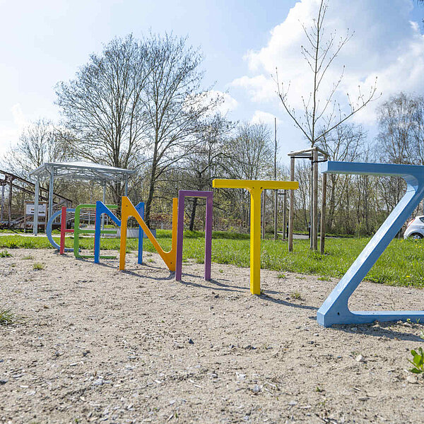 Rastplatz Fischwegbrücke am Chemnitztalradweg, Chemnitz, bunte Fahrradständer in Buchstaben Chemnitz