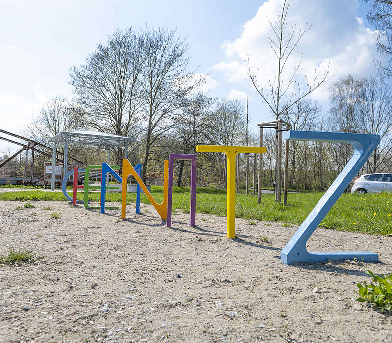 Rastplatz Fischwegbrücke am Chemnitztalradweg, Chemnitz, bunte Fahrradständer in Buchstaben Chemnitz