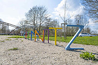 Rastplatz Fischwegbrücke am Chemnitztalradweg, Chemnitz, bunte Fahrradständer in Buchstaben Chemnitz