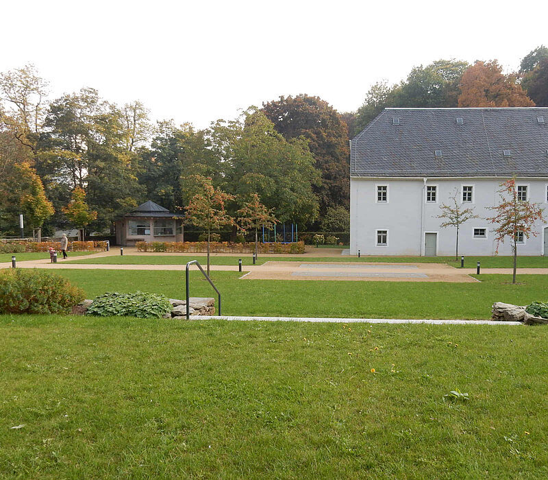 Schlosspark Rabenstein Chemnitz, Park mit Rasenfläche, Wegen, Bäumen und Schloss