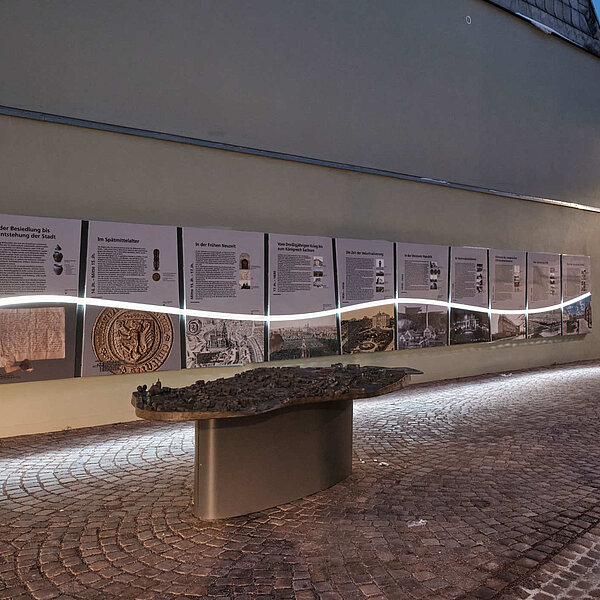 Platz mit Stadtmodell, Mittweida, Blick auf Platz mit Beleuchtung bei Nacht