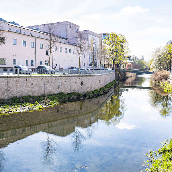 Ufermauer Luxor eingebettet in den Flusslauf