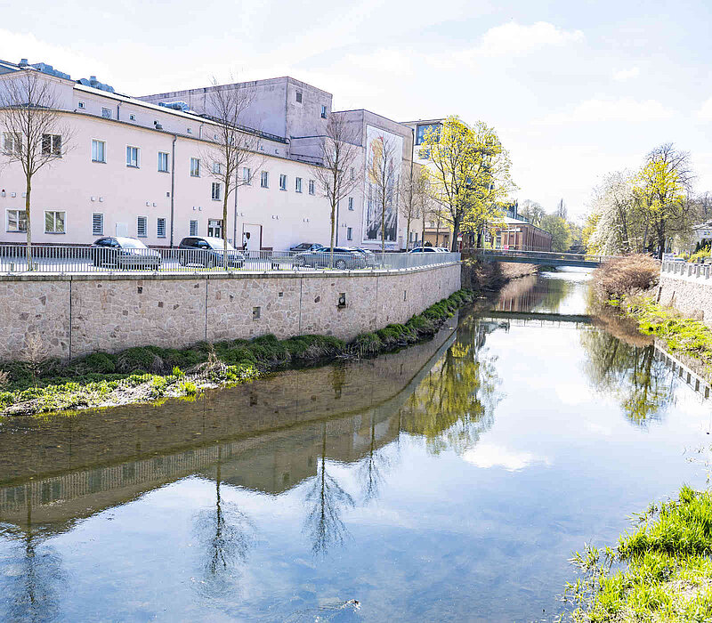Ufermauer Luxor eingebettet in den Flusslauf