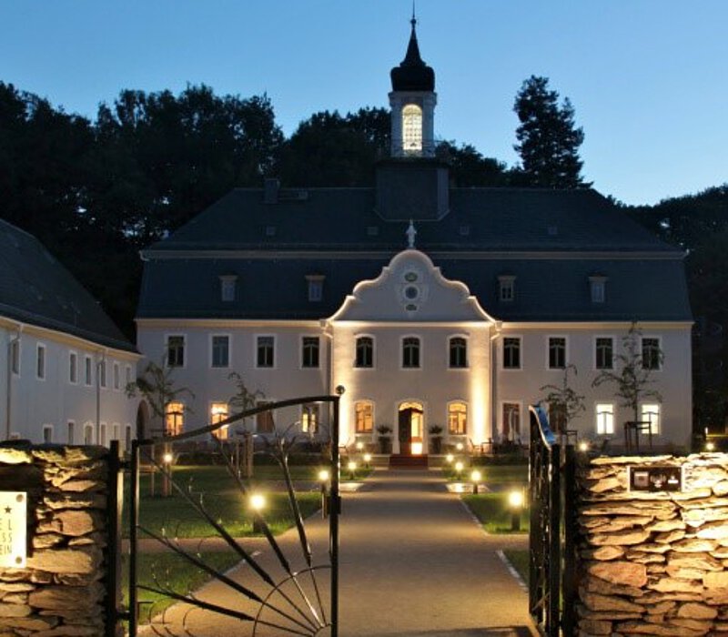 Schlosspark Rabenstein Chemnitz, Eingang zum Hof, Brunnen mit Beleuchtung