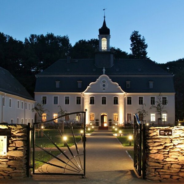 Schlosspark Rabenstein Chemnitz, Eingang zum Hof, Brunnen mit Beleuchtung