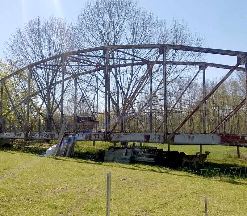 Rastplatz Fischwegbrücke am Chemnitztalradweg, Chemnitz, historische Brücke aus Stahl