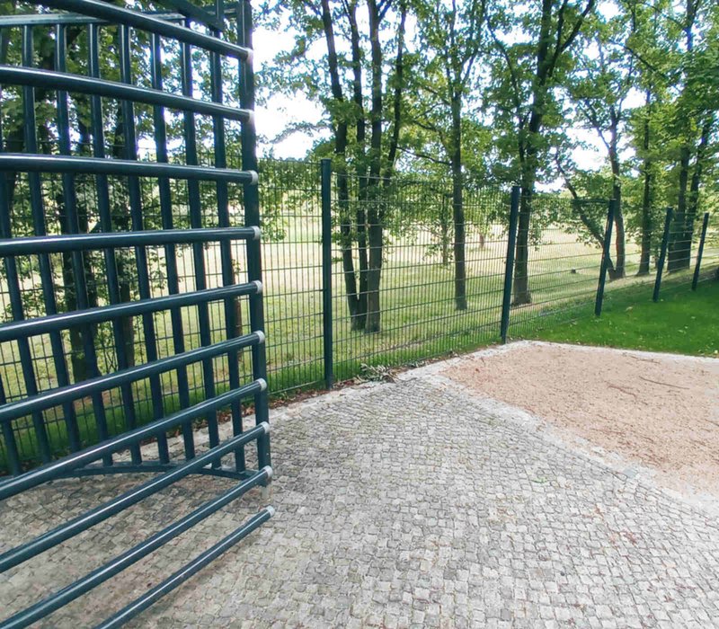 Denkmalgerechte Sanierungen im Ostdeutschen Rosengarten Forst (Lausitz) - Stabgitterzaun