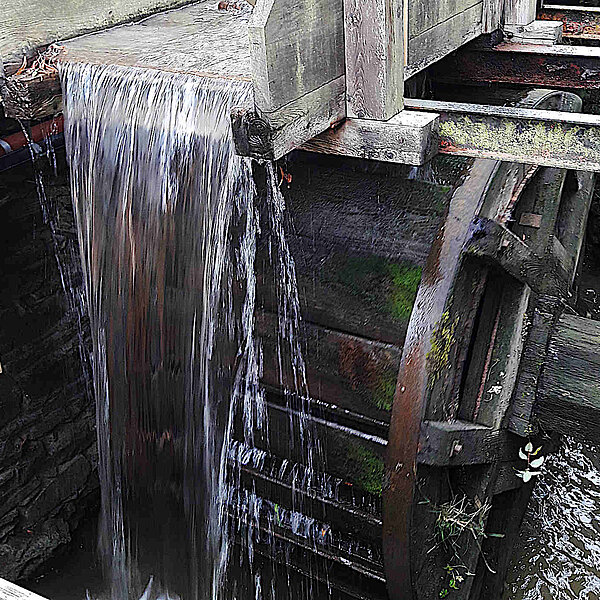 Hochwasserschadensbeseitigung: Rückbau der Wehranlage Wiesenmühle, Thalheim Erzgebirge, historische Wassermühle