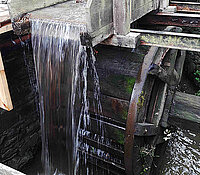 Hochwasserschadensbeseitigung: Rückbau der Wehranlage Wiesenmühle, Thalheim Erzgebirge, historische Wassermühle