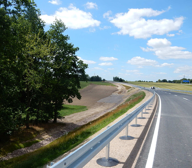 UBB Glauchau S299, Blick entlang einer den Leitplanken einer Landesstraße, neu gebaut Böschung