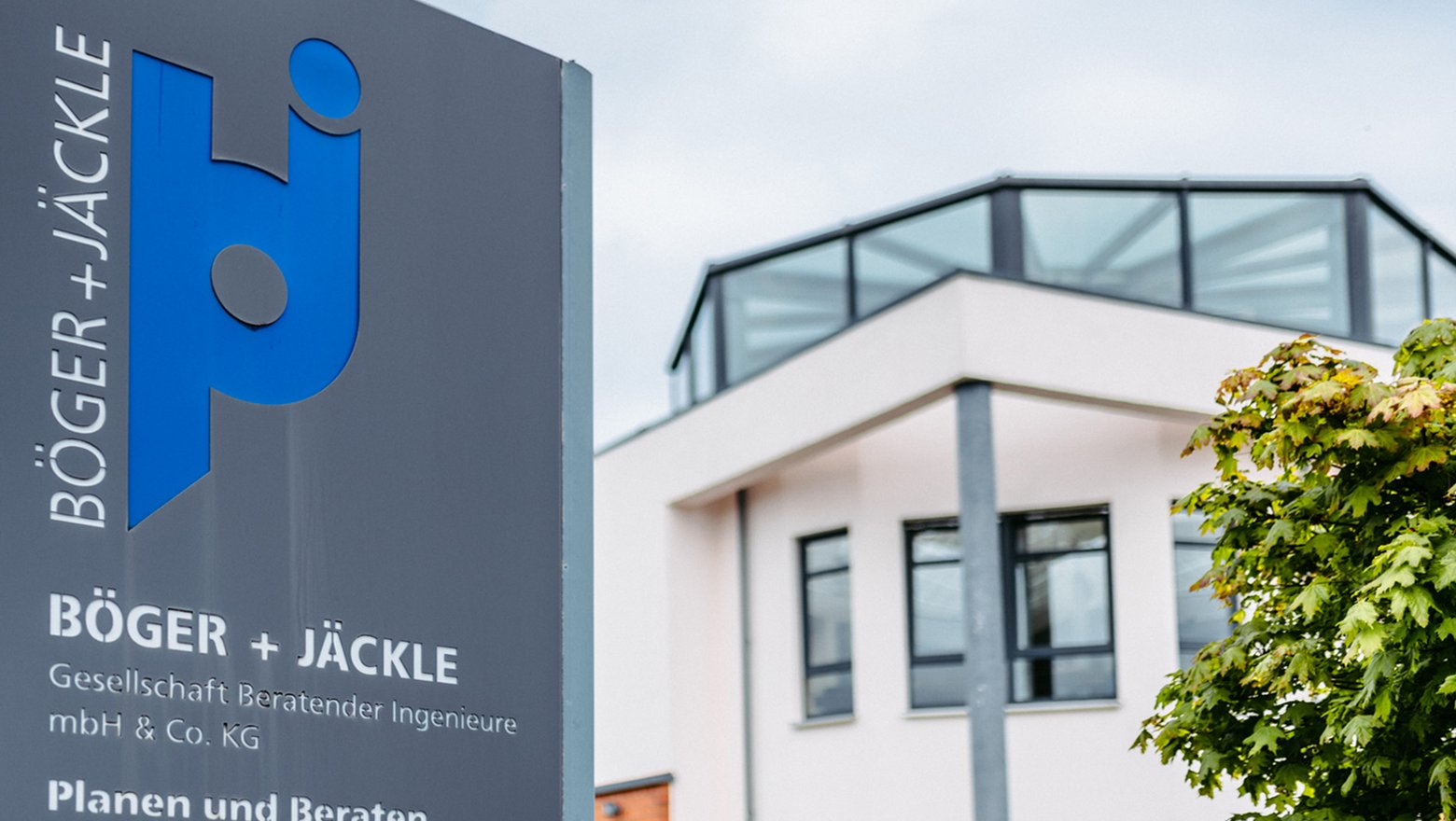 Firmenschild und Firmengebäude der BÖGER + JÄCKLE Gruppe
