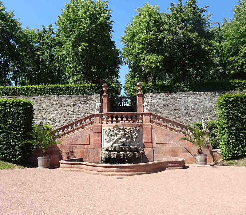 Barocker Schlosspark Lichtenwalde, Delfinbrunnen