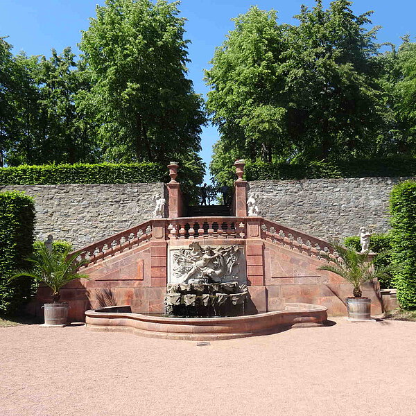 Barocker Schlosspark Lichtenwalde, Delfinbrunnen