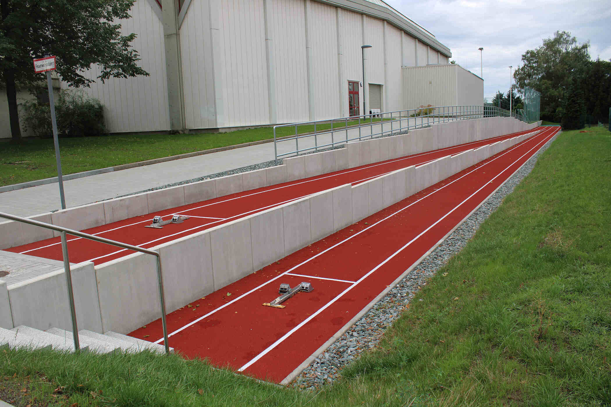 Bergablaufbahn als Trainingsstätte im Sportforum Chemnitz, Bergablaufbahn neben Turnhalle