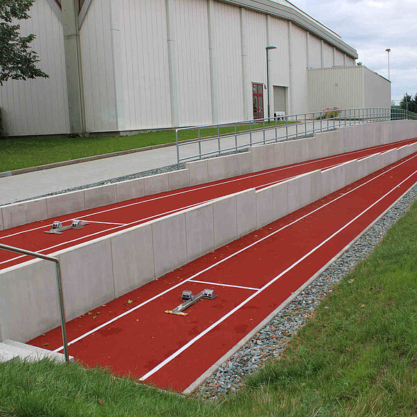 Bergablaufbahn als Trainingsstätte im Sportforum Chemnitz, Bergablaufbahn neben Turnhalle