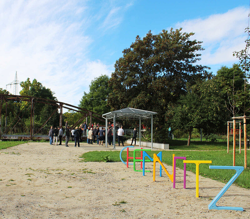 Rastplatz Fischwegbrücke am Chemnitztalradweg, Chemnitz, Platz mit bunten Buchstaben als Fahrradständer, Pavillon