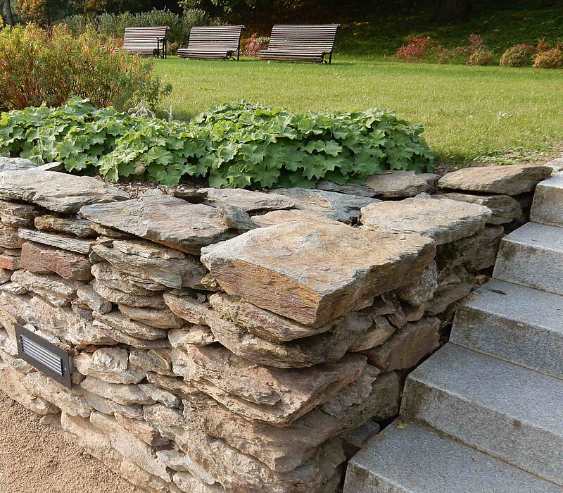 Schlosspark Rabenstein Chemnitz, Natursteinmauer, Treppe, Bepflanzung