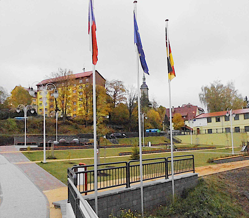 Gemeinsame Mitte für die deutsch-tschechische Grenzstadt Bärenstein-Vejprty, Fahnenmaste an Grenzbrücke