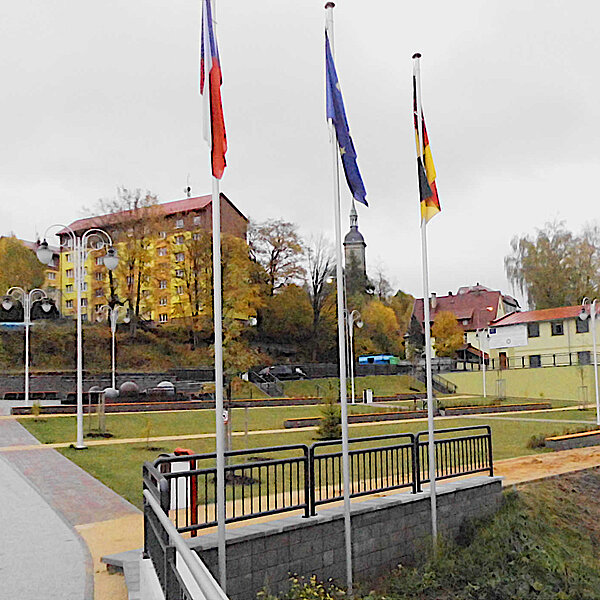 Gemeinsame Mitte für die deutsch-tschechische Grenzstadt Bärenstein-Vejprty, Fahnenmaste an Grenzbrücke