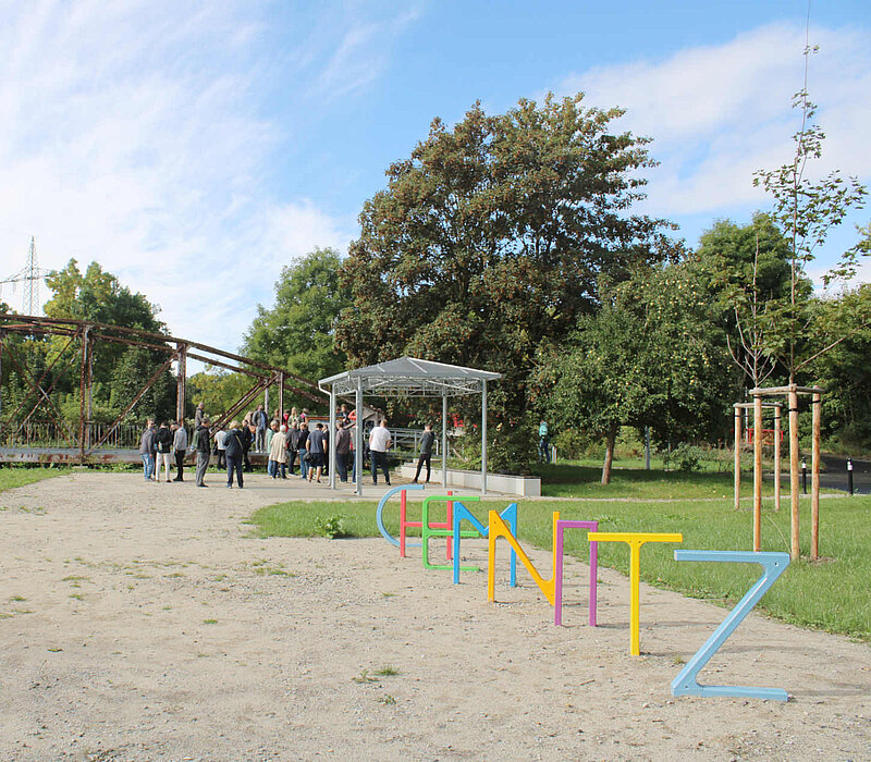 Rastplatz Fischwegbrücke am Chemnitztalradweg, Chemnitz, Platz mit bunten Buchstaben als Fahrradständer, Pavillon